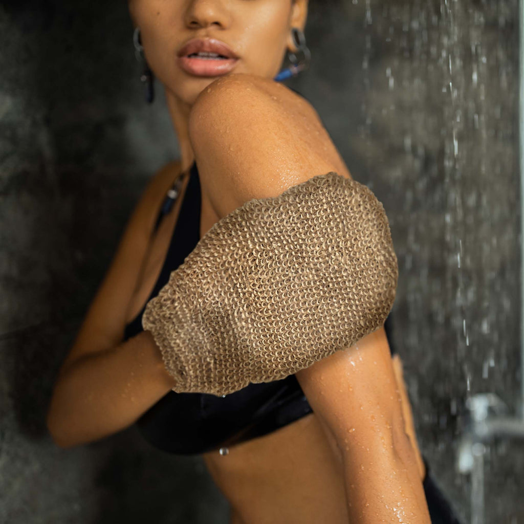 Crafted from sisal hemp fibers, it provides a balanced level of exfoliation—helping to smooth and cleanse the skin while maintaining a simple, effective approach to care.

✨ EXPERIENCE

Designed for Reset
Built for those who value consistency and a more intentional routine.

The dual-sided texture allows for a customizable feel—offering a gentle or more textured cleanse depending on your preference.

📦 DETAILS

• 🧤 Sisal hemp fiber construction
• 🌿 Natural, plant-based material
• 🧼 Designed for gentle e