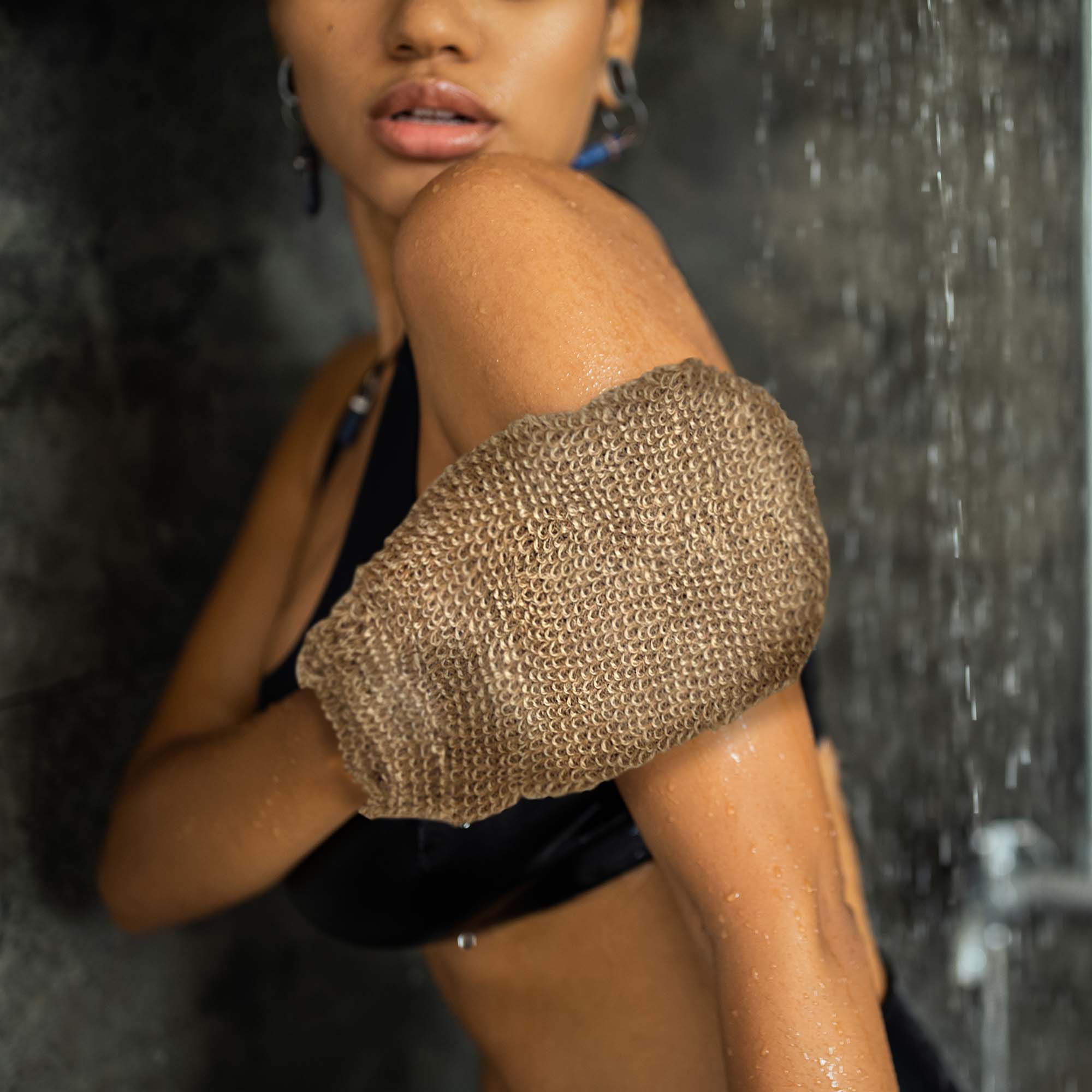 Crafted from sisal hemp fibers, it provides a balanced level of exfoliation—helping to smooth and cleanse the skin while maintaining a simple, effective approach to care.

✨ EXPERIENCE

Designed for Reset
Built for those who value consistency and a more intentional routine.

The dual-sided texture allows for a customizable feel—offering a gentle or more textured cleanse depending on your preference.

📦 DETAILS

• 🧤 Sisal hemp fiber construction
• 🌿 Natural, plant-based material
• 🧼 Designed for gentle e