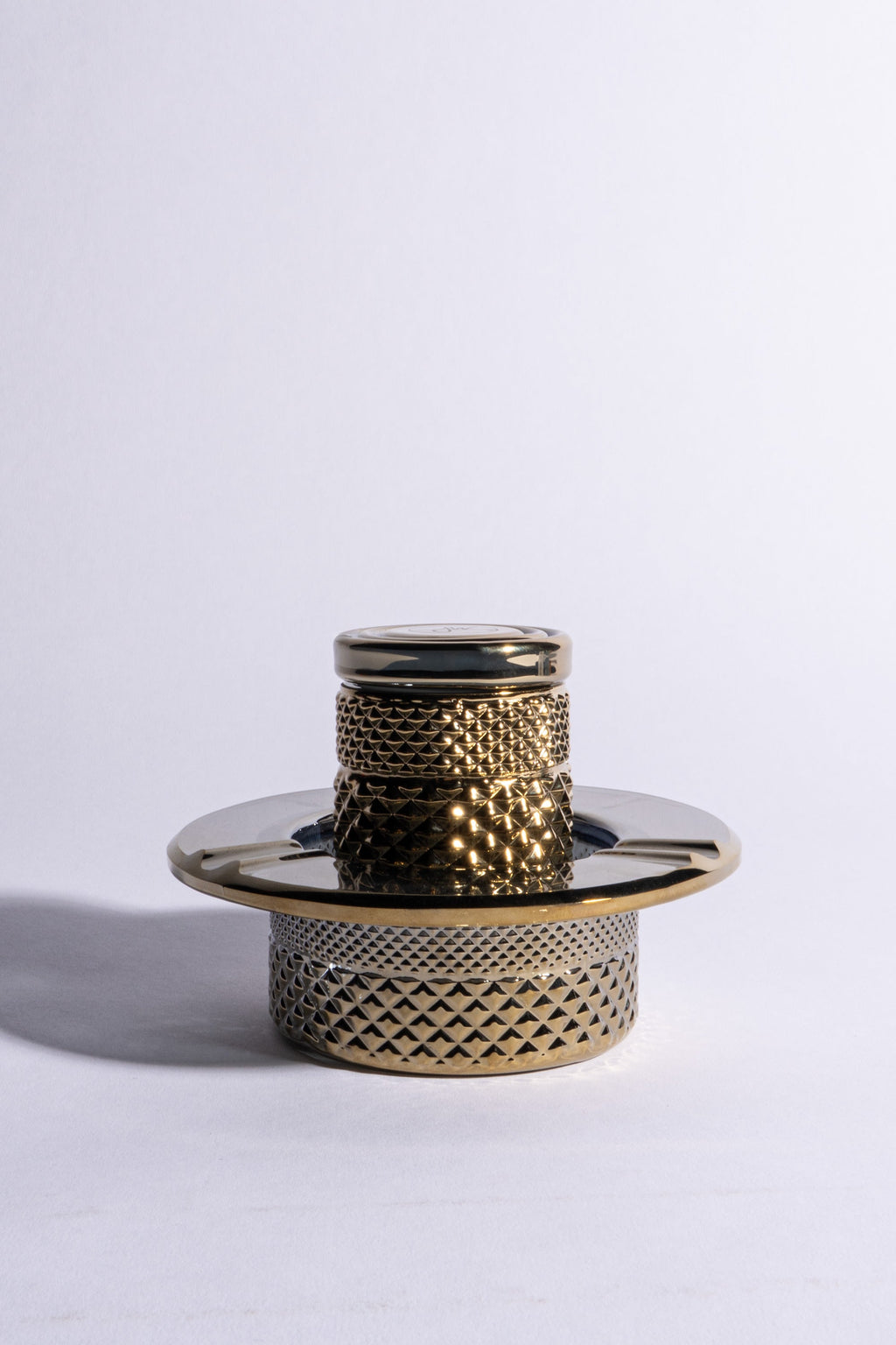Gold Glass Jar and ashtray
Storage, refined.

Engineered to nest perfectly inside the Twenties Collection signature ashtray, this jar keeps your setup clean, organized, and visually cohesive between moments.

📦 DETAILS
• 🧪 100% borosilicate glass construction
• 🔒 Silicone-sealed lid for an airtight fit
• 🌿 Designed to help preserve freshness
• 🧩 Designed to nest inside Twenties Collection ashtray
• 📏 Holds up to approx. 1/8 oz
• 🎁 Signature JW box with custom foam insert